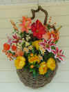 Flowers in bear vine basket.JPG (38352 bytes)